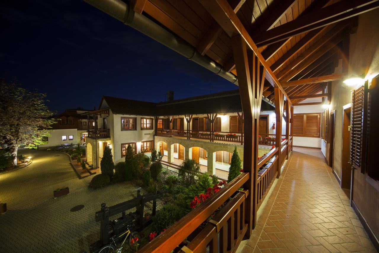 Magita Hotel Basko ภายนอก รูปภาพ